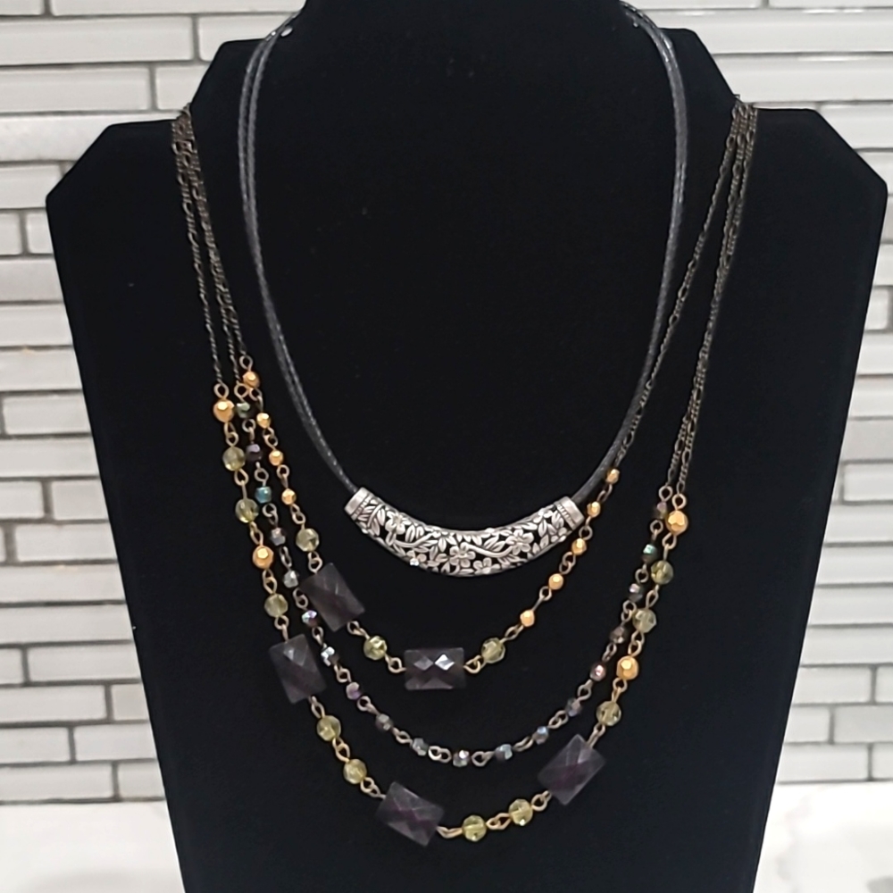 A pair of necklaces Avon / Lia Sophia